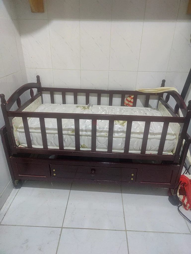 Charming Wooden Baby Crib with Mattress - Perfect for Your Little One!63206392635651111