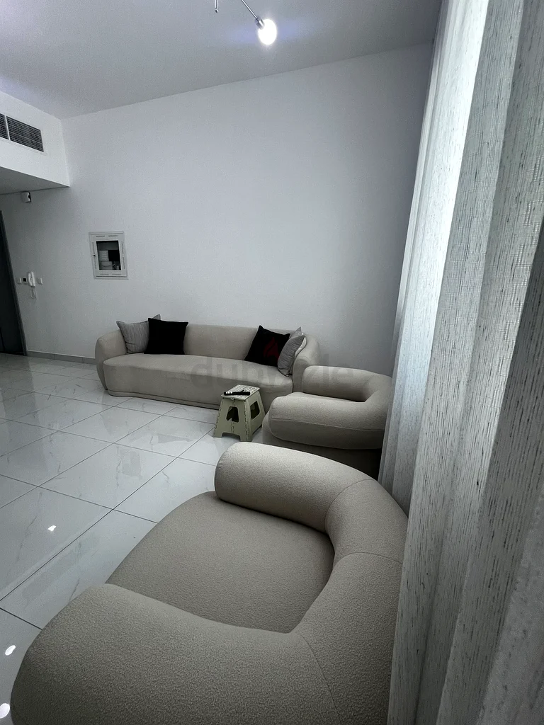 أريكة عصرية أنيقة مع وسائد للبيع!63178430809218113