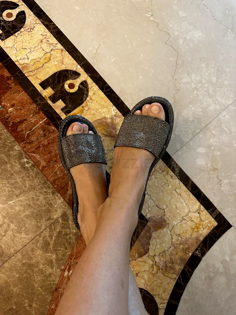 Sparkle in Style: Stunning Rhinestone Slides63239086400385111