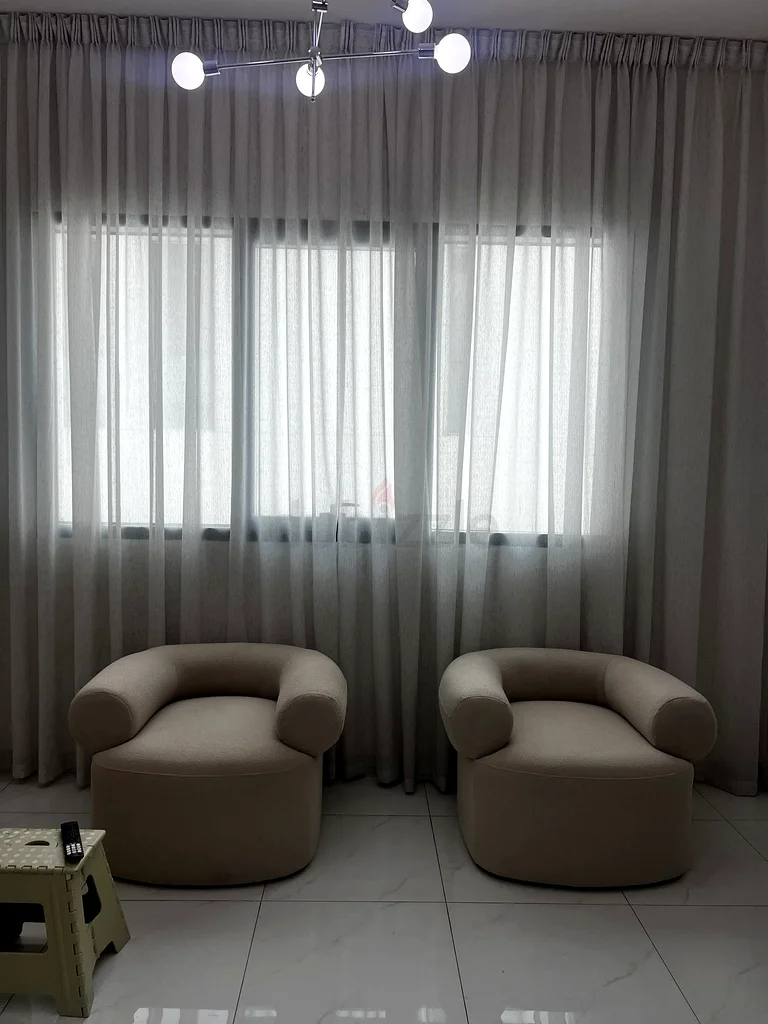 أريكة عصرية أنيقة مع وسائد للبيع!63178430809218112