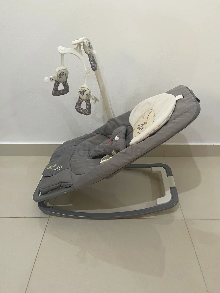 مقعد هزاز للرضع مع علبة ألعاب63204861257601112