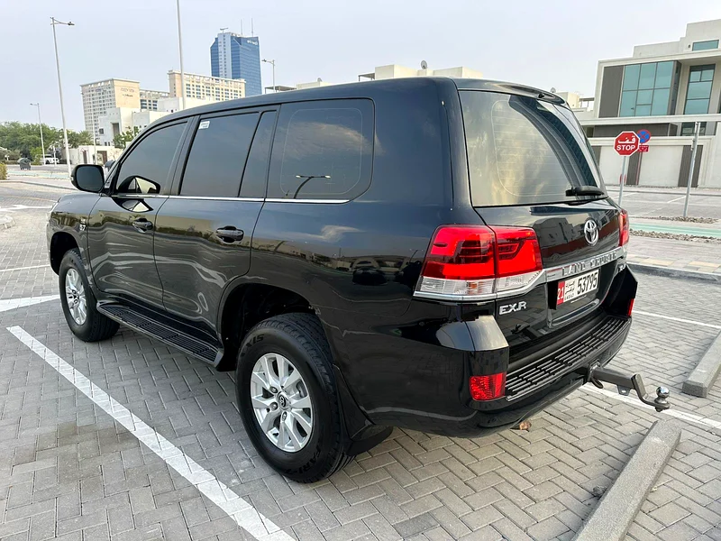 For sale, Station Land Cruiser EX.R 5.7  
Eight-cylinder 5.7  
Model 201863140688355841114