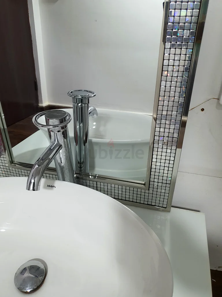 Stylish Bathroom Vanity / Sink with Mirror - Perfect for Modern Homes!63216354985090114