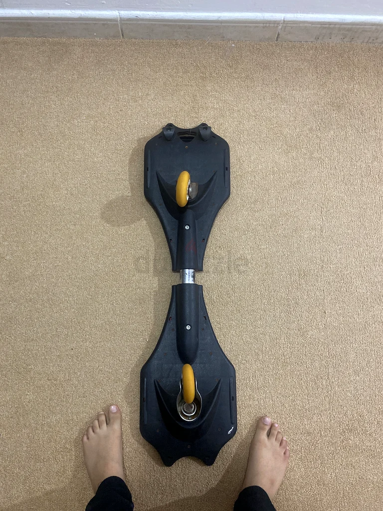 Skateboard with two tires63169934006274111