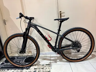 TREK XCALIBER 8 SIZE MEDIUM 29ER USED ONCE