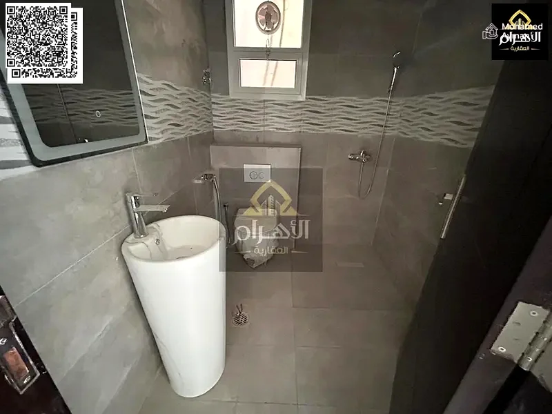 فيلا فاخرة للبيع مكونة من 5 غرف نوم رئيسية في الطابق الأرضي والطابق الأول والسطح، مع خزائن مدمجة وتشمل الماء والكهرباء63253456001795111