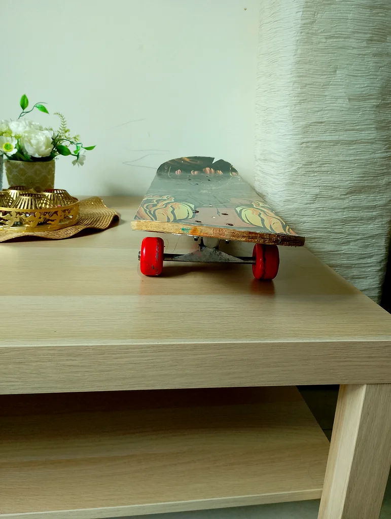 Stylish Skateboard - Perfect for Tricks and Fun!63169934033795112