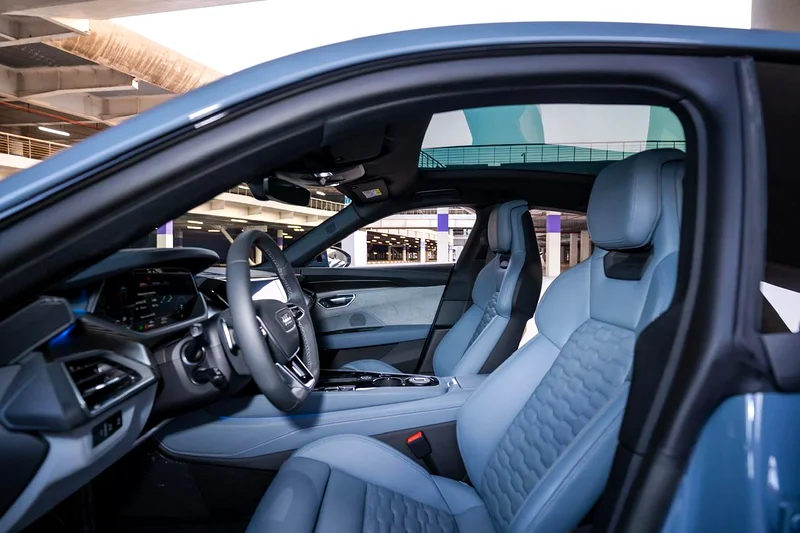 AUDI E-TRON GT GCC  AGENCY WARANTY +SERVICE CONTRACT63225312243458113