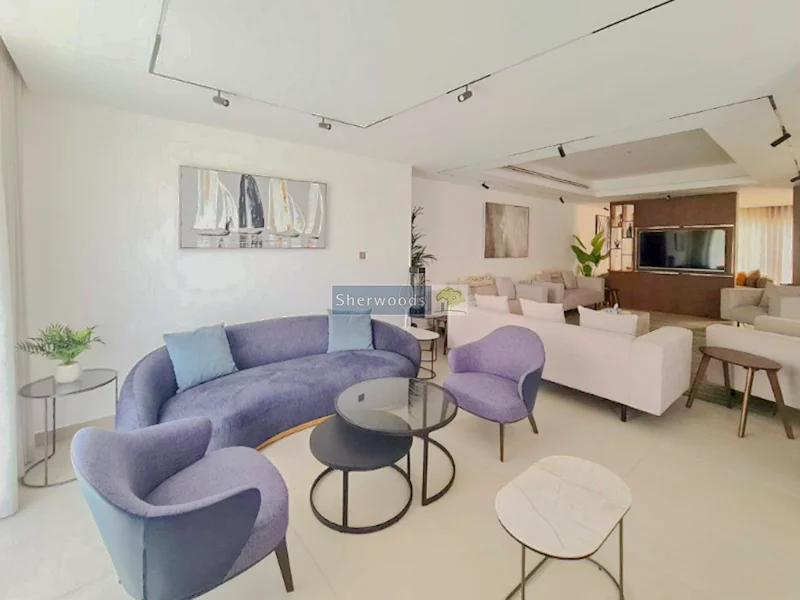 Modern Upgraded Villa Walking Distance to Beach63860144238081112