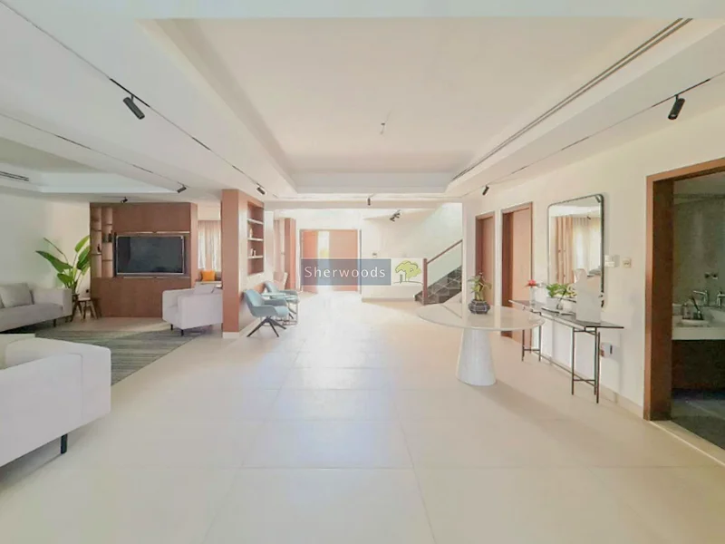 Modern Upgraded Villa Walking Distance to Beach63860144238081111
