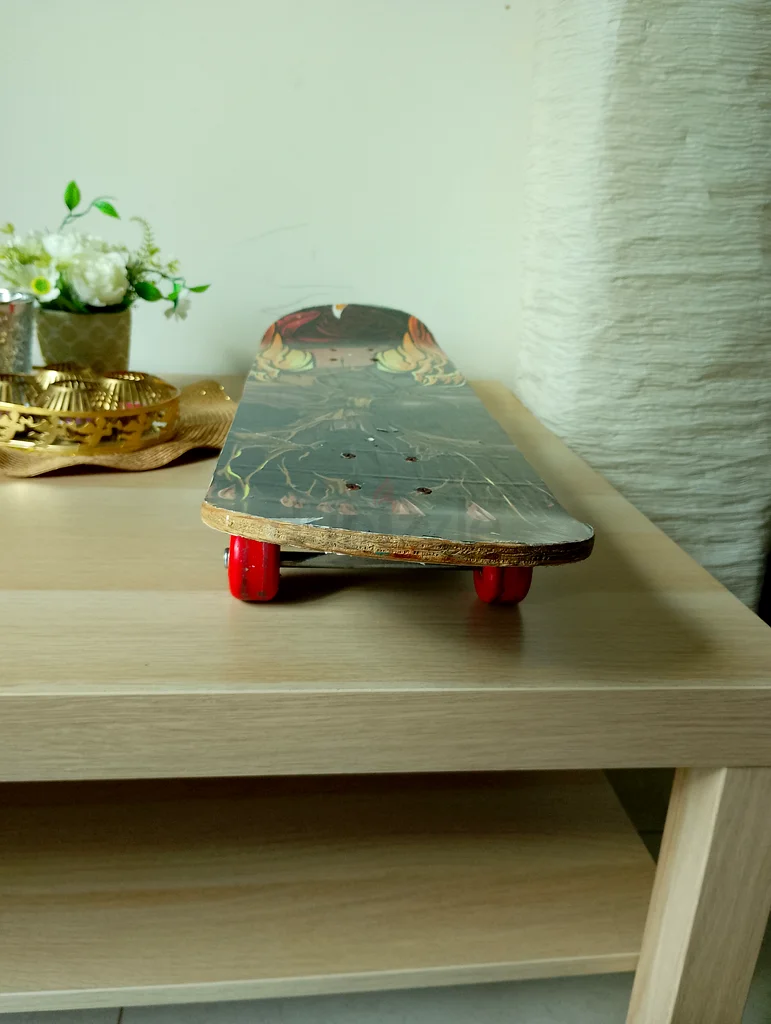 Stylish Skateboard - Perfect for Tricks and Fun!63169934033795111