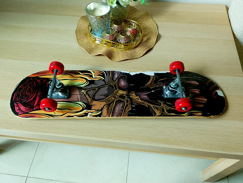 Stylish Skateboard - Perfect for Tricks and Fun!63169934033795113