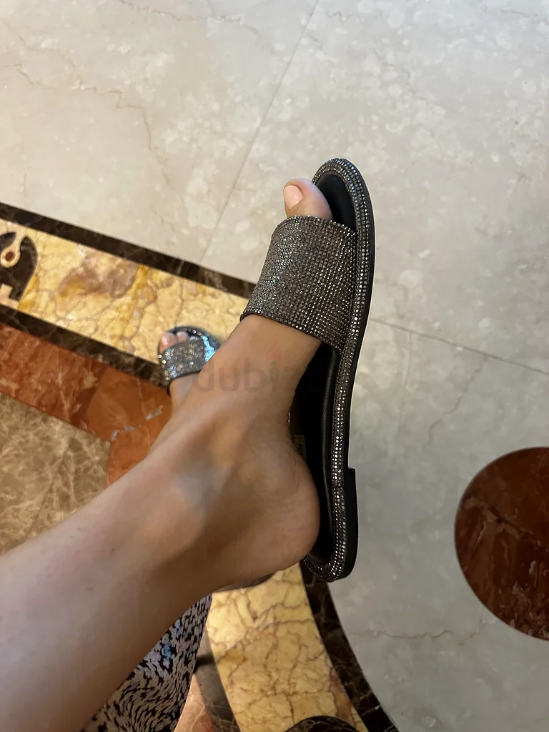 Sparkle in Style: Stunning Rhinestone Slides63239086400385112