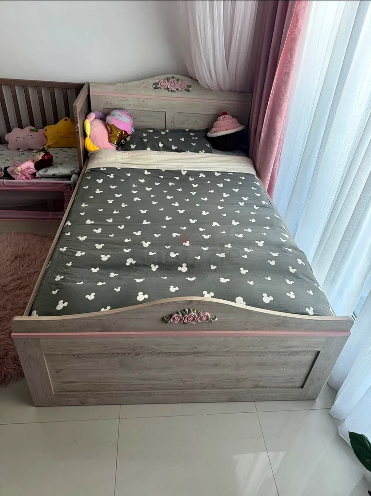مركز المنزل سرير وبطانية للبنات مع طاولة جانبية ومرتبة متضمنة63219347970306112