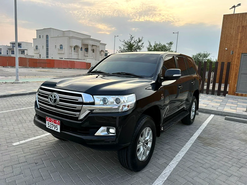 For sale, Station Land Cruiser EX.R 5.7  
Eight-cylinder 5.7  
Model 201863140688355841111