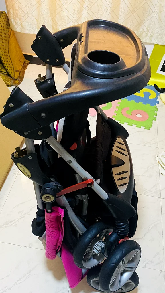 Stylish and Functional Pink Stroller for Your Little One!63204848436610113