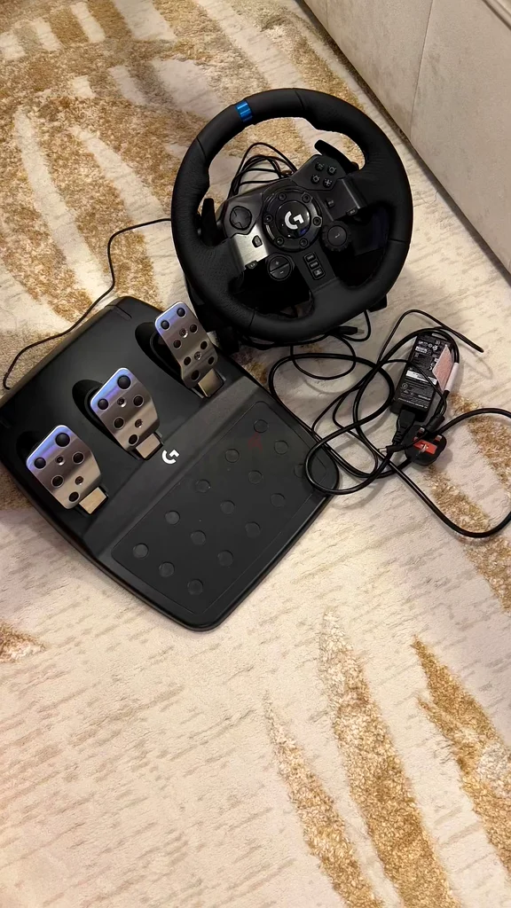Logitech G923 Racing Wheel and Pedals - Perfect for Thrilling Racing Experience!632311972392981118