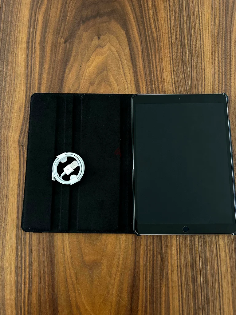 İPAD PRO 10.5 , 64GB , WİTH CASE AND CHARGER63184727100546112