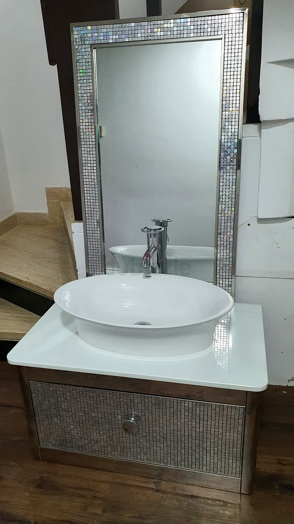 Stylish Bathroom Vanity / Sink with Mirror - Perfect for Modern Homes!63216354985090111