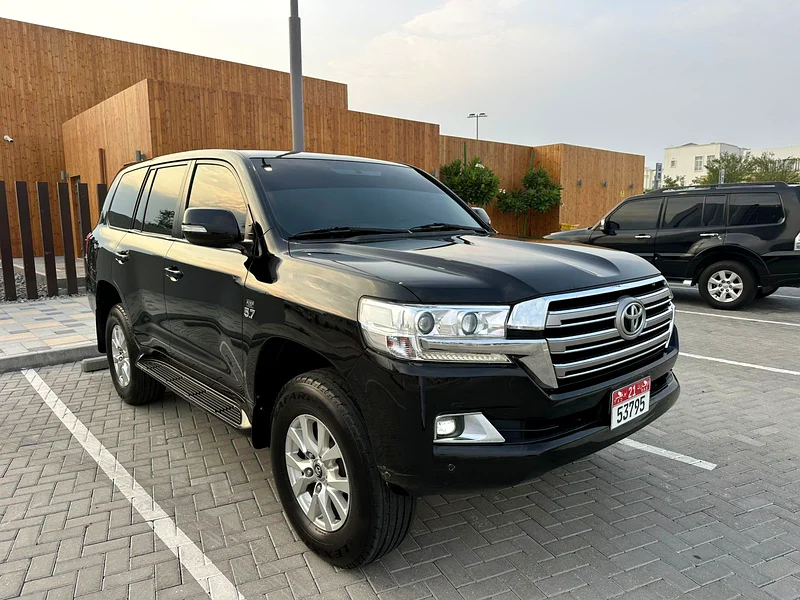 For sale, Station Land Cruiser EX.R 5.7  
Eight-cylinder 5.7  
Model 201863140688355841112