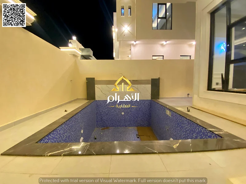 تحتوي الفيلا على حديقة كبيرة، ويمكن إضافة مسبح، وتكييف مركزي، وفيلا حجرية مقابل المسجد المقابل لمحمد بن زايد63186732860803111