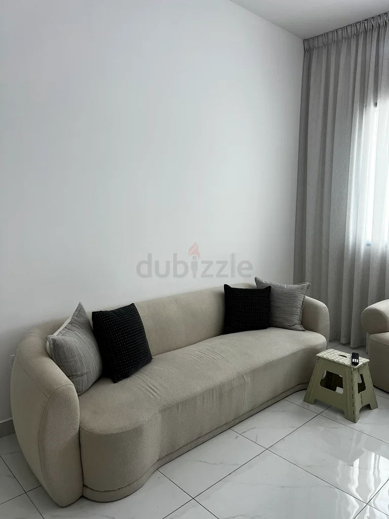أريكة عصرية أنيقة مع وسائد للبيع!63178430809218111