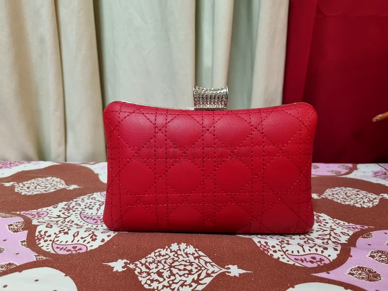 حقيبة كلاتش حمراء أنيقة - مثالية لأي مناسبة!632153765637141124