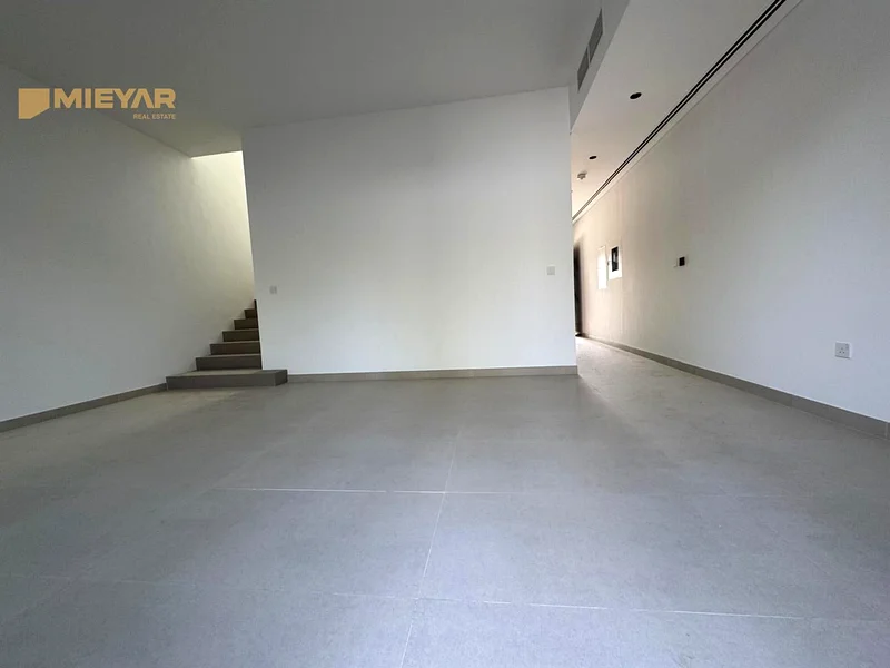 مساحة واسعة - موقع متميز - جديد بالكامل - صف واحد63157888390401112