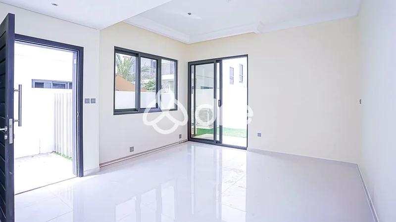 شاغرة وتخطيط واسع ومُحافظ عليها جيدًا63740961647490111