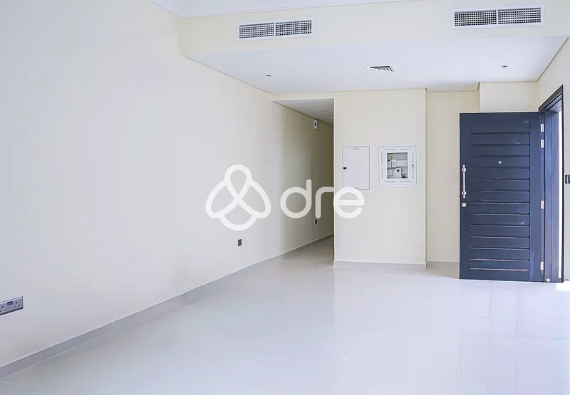 شاغرة وتخطيط واسع ومُحافظ عليها جيدًا63740961647490113