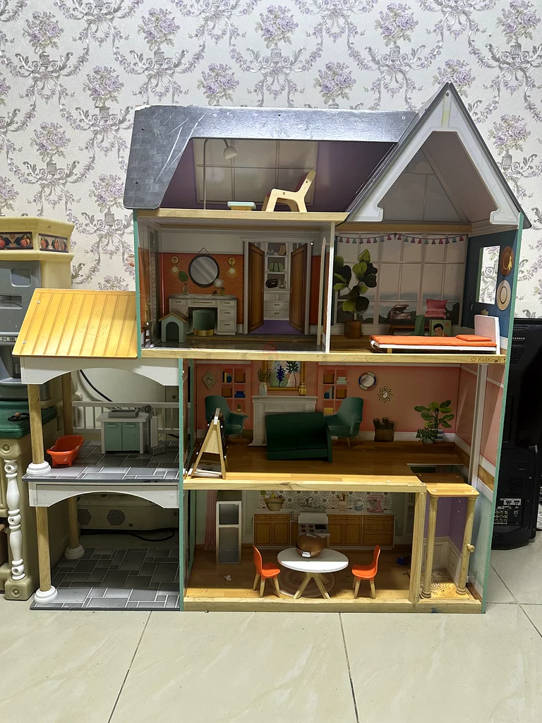 Kitchen set and doll house for sell63226787530497111