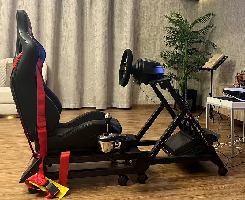 للبيع: مجموعة محاكاة سباقات كاملة - وكأنها جديدة!  
تم استخدامها لمدة شهر واحد فقط، بحالة ممتازة!63226780189186111
