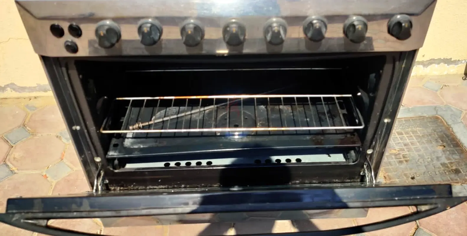 Spacious and Functional Cooking Oven for Sale!