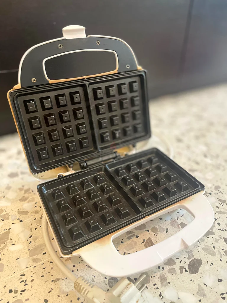 Delicious Waffles at Home with This Electric Waffle Maker!63167586883457112