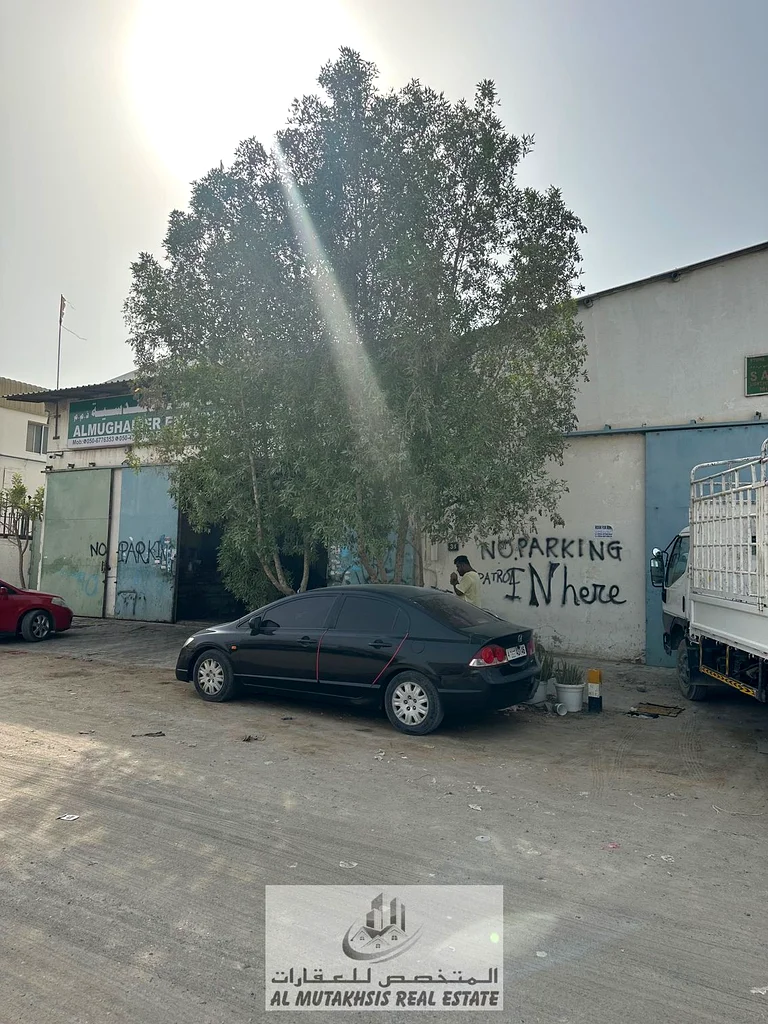 An industrial alnd has six stores for sale in industrial area 363185714221315111
