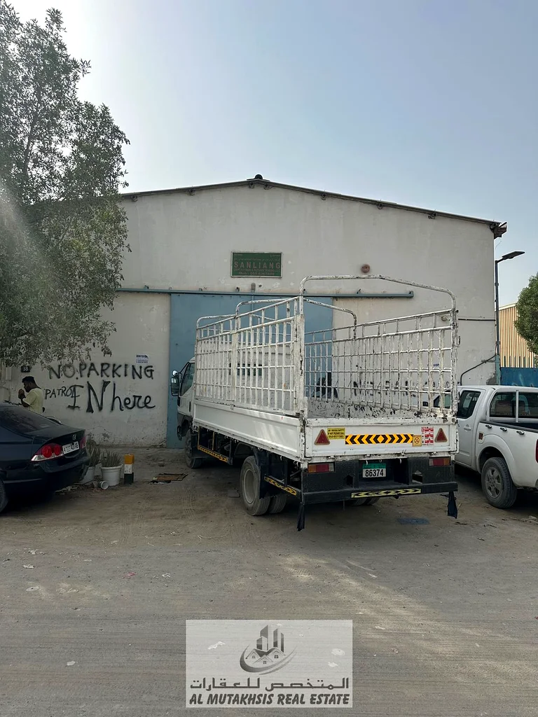An industrial alnd has six stores for sale in industrial area 363185714221315112