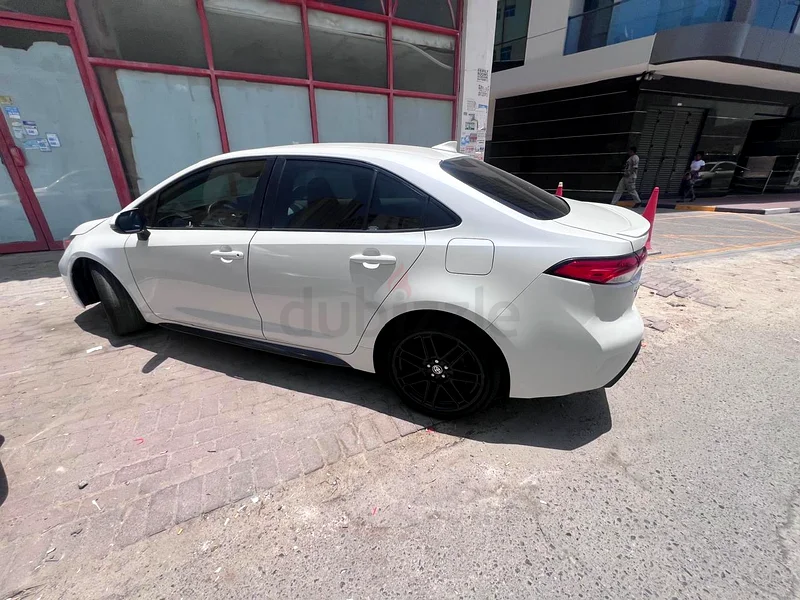 تويوتا كورولا SE 2.0 (نسخة رياضية) مع نظام مساعد التحكم التلقائي في السرعة بالرادار، ومساعدة في الحفاظ على المسار، إلخ.63148650511490114