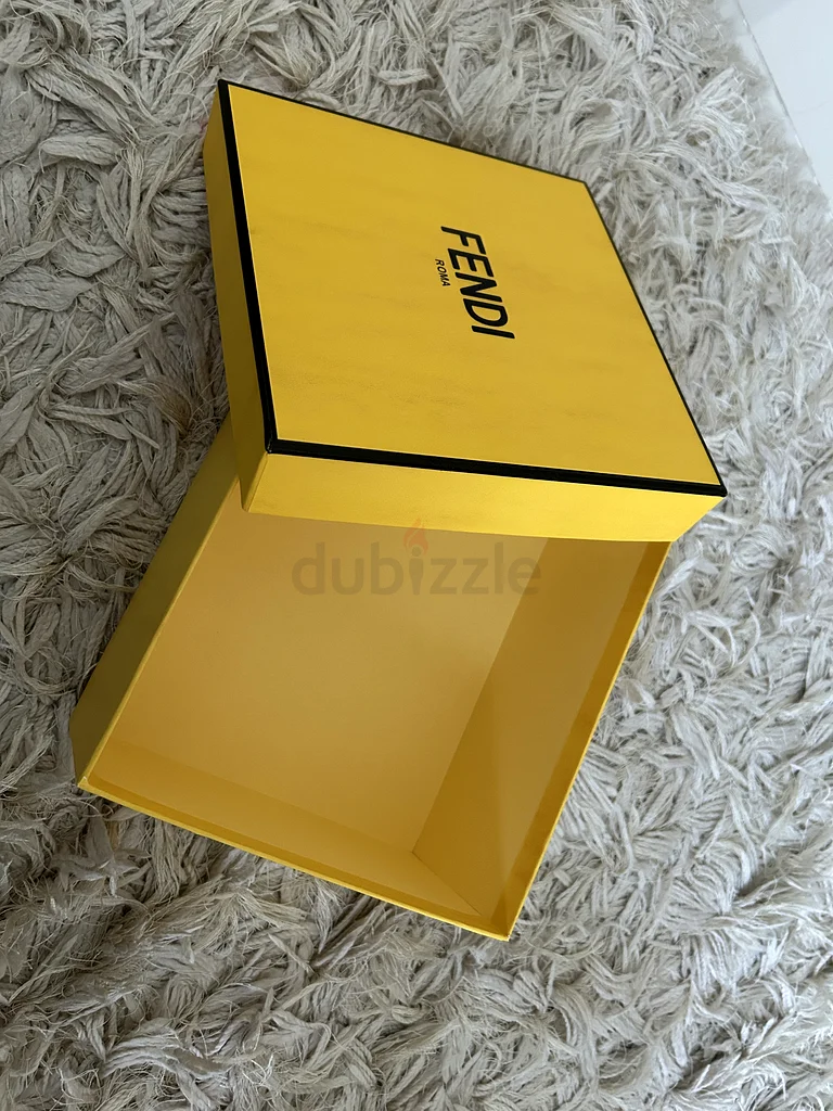 صندوق فارغ من فندي بحجم 22 × 23 سم63243684898177111