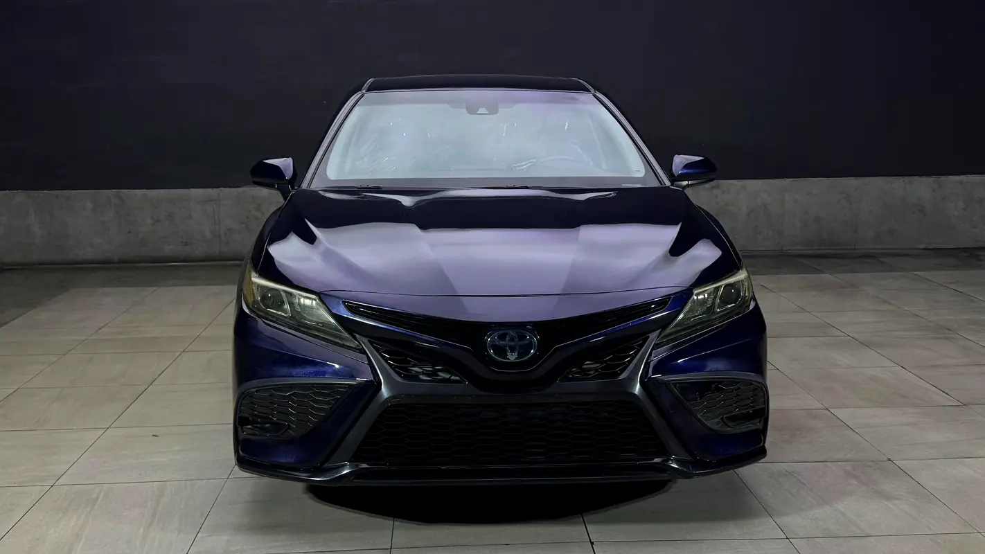 Toyota Camry 2021 — photo 1 of 17