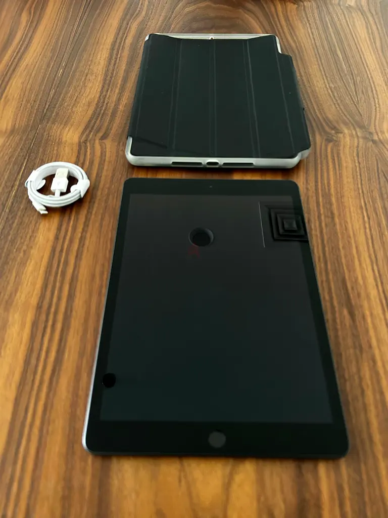 Apple iPad with Case and Charger - Great Condition!63214896869250112