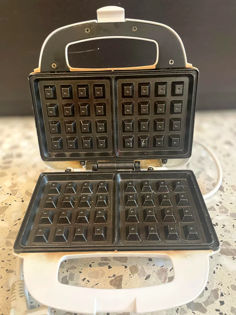 Delicious Waffles at Home with This Electric Waffle Maker!63167586883457111