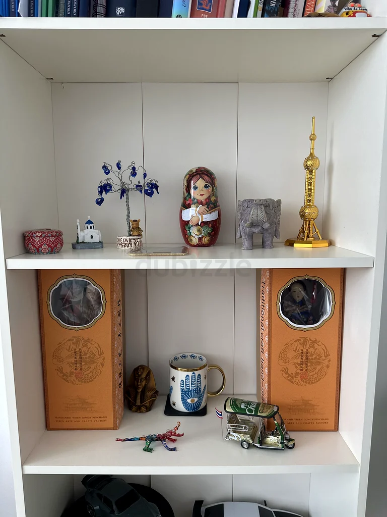 خزانة كتب بيضاء أنيقة63218808287875110