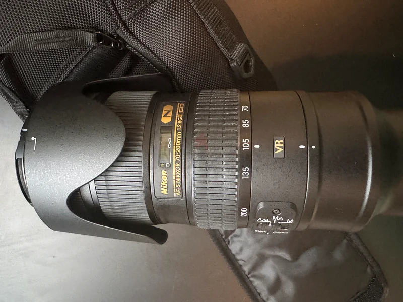 عدسة نيكون عالية الأداء 70-200 مم f/2.8 VR معززة للبيع!632346166510091122