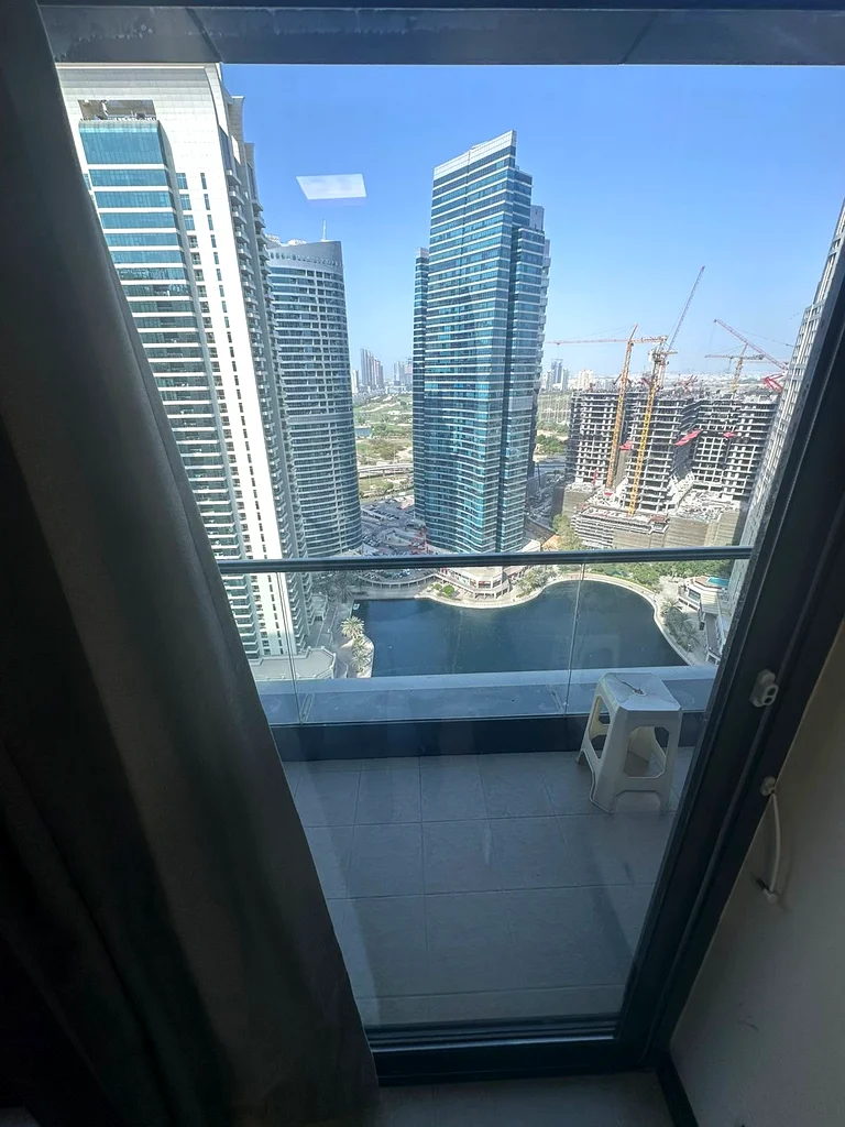 غرفة خاصة مفروشة بالكامل مع شرفة متاحة للإيجار الشهري64055498183809112