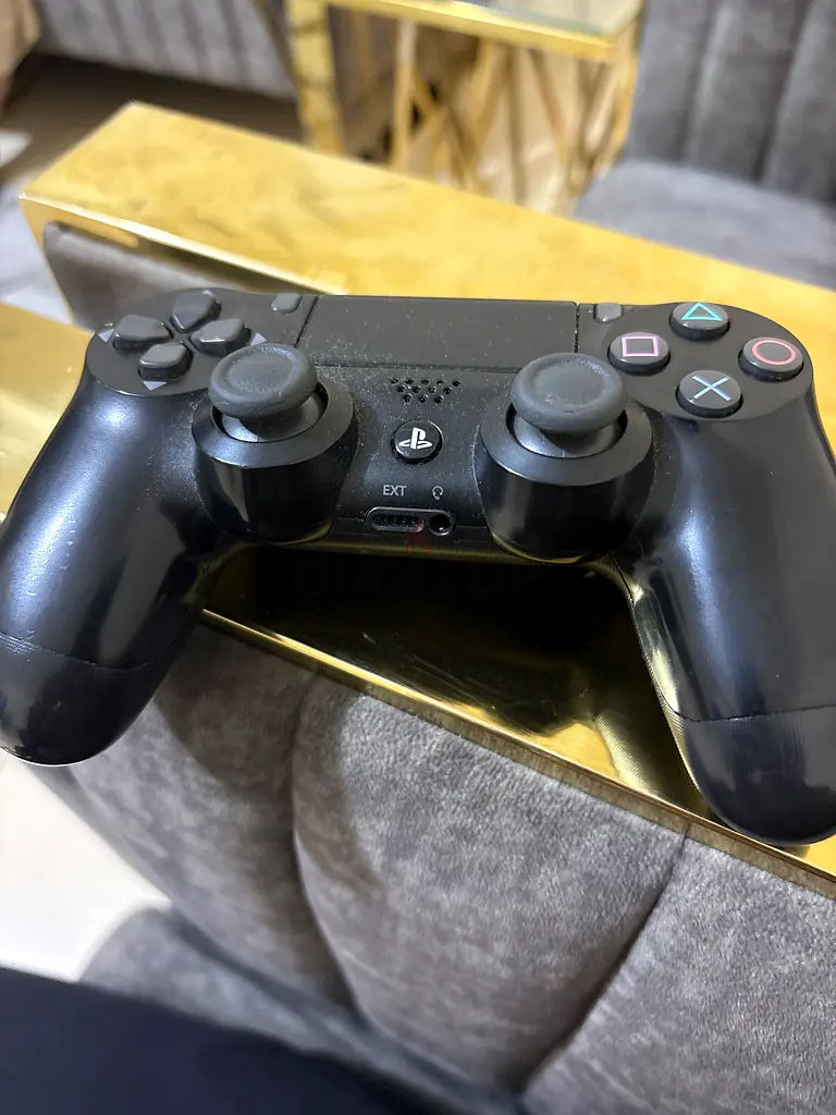 PS4 controller with a little stick drift but original