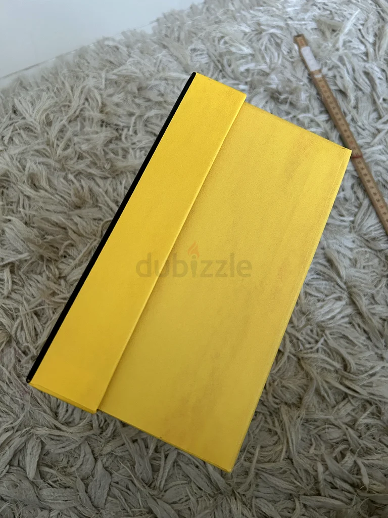 صندوق فارغ من فندي بحجم 22 × 23 سم63243684898177113