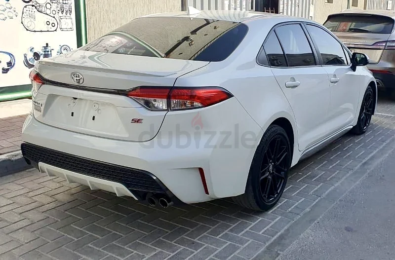 تويوتا كورولا SE 2.0 (نسخة رياضية) مع نظام مساعد التحكم التلقائي في السرعة بالرادار، ومساعدة في الحفاظ على المسار، إلخ.63148650511490112