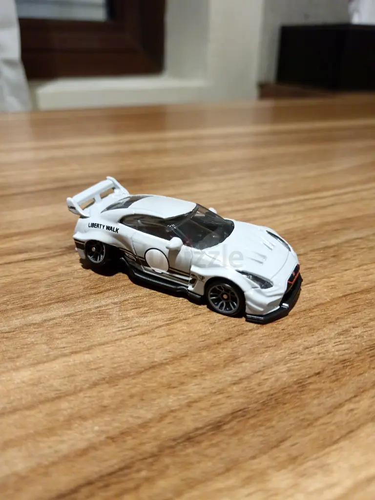 سيارة رياضية صغيرة بتصميم Liberty Walk - مثالية للمجموعين!