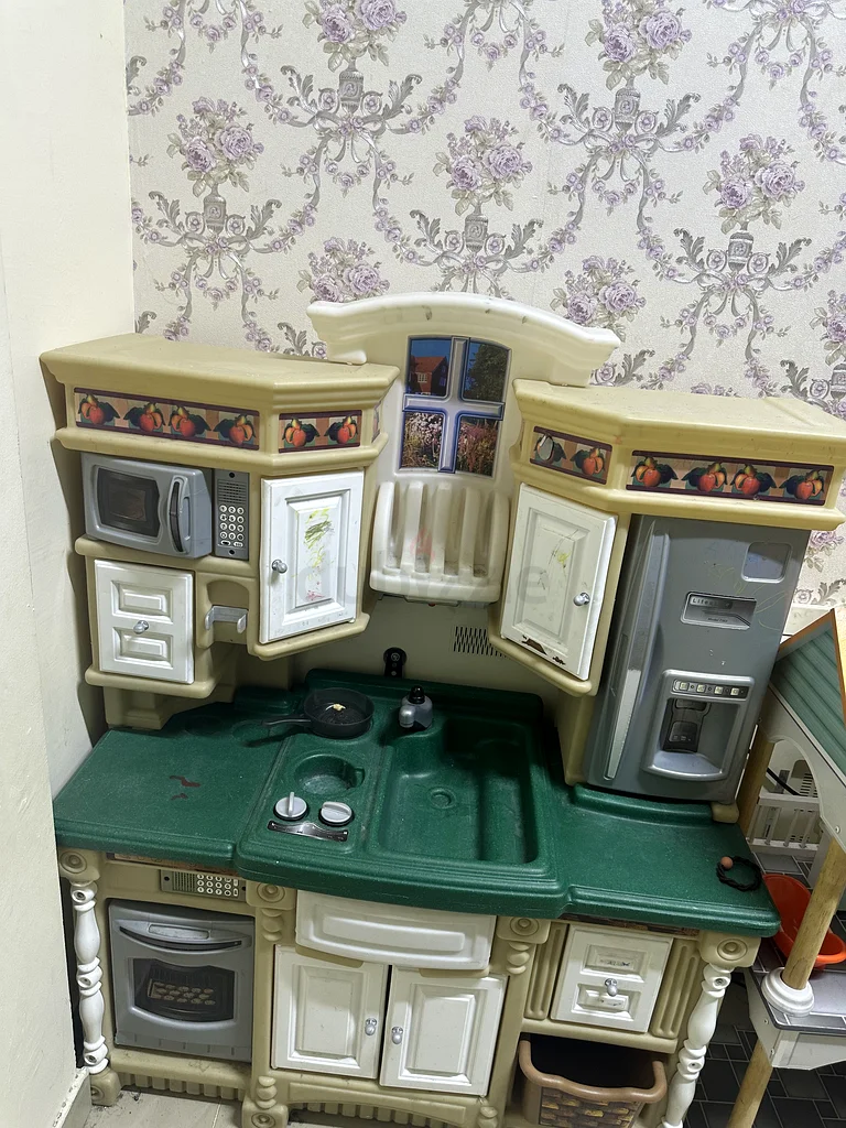 Kitchen set and doll house for sell63226787530497112