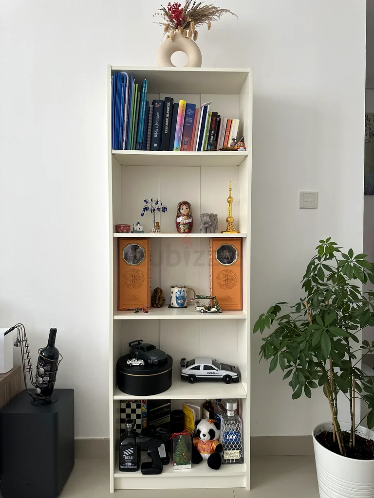 خزانة كتب بيضاء أنيقة63218808287875111